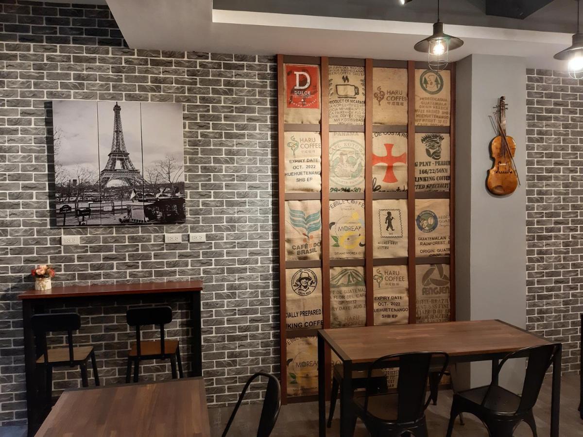 Quiet Hostel - Minquan Inn Tainan Extérieur photo