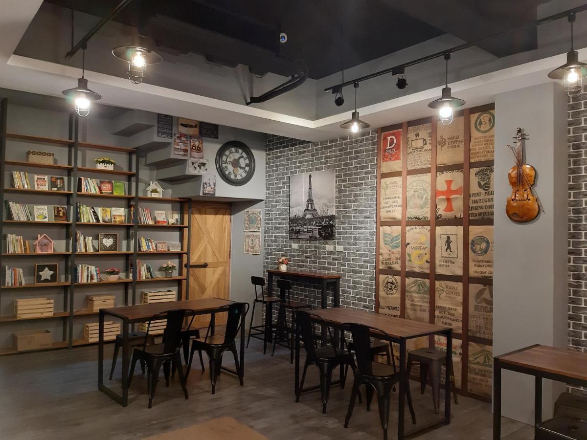 Quiet Hostel - Minquan Inn Tainan Extérieur photo