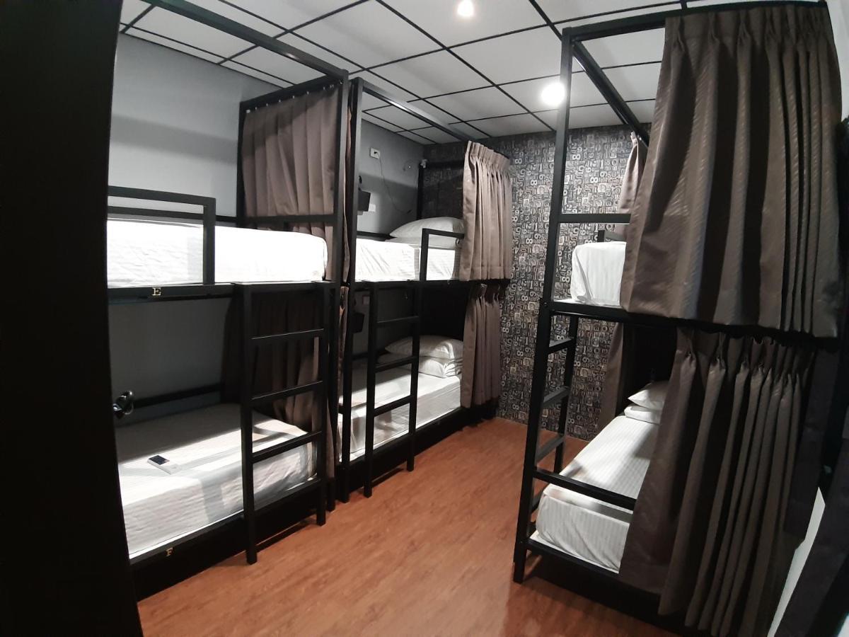 Quiet Hostel - Minquan Inn Tainan Extérieur photo