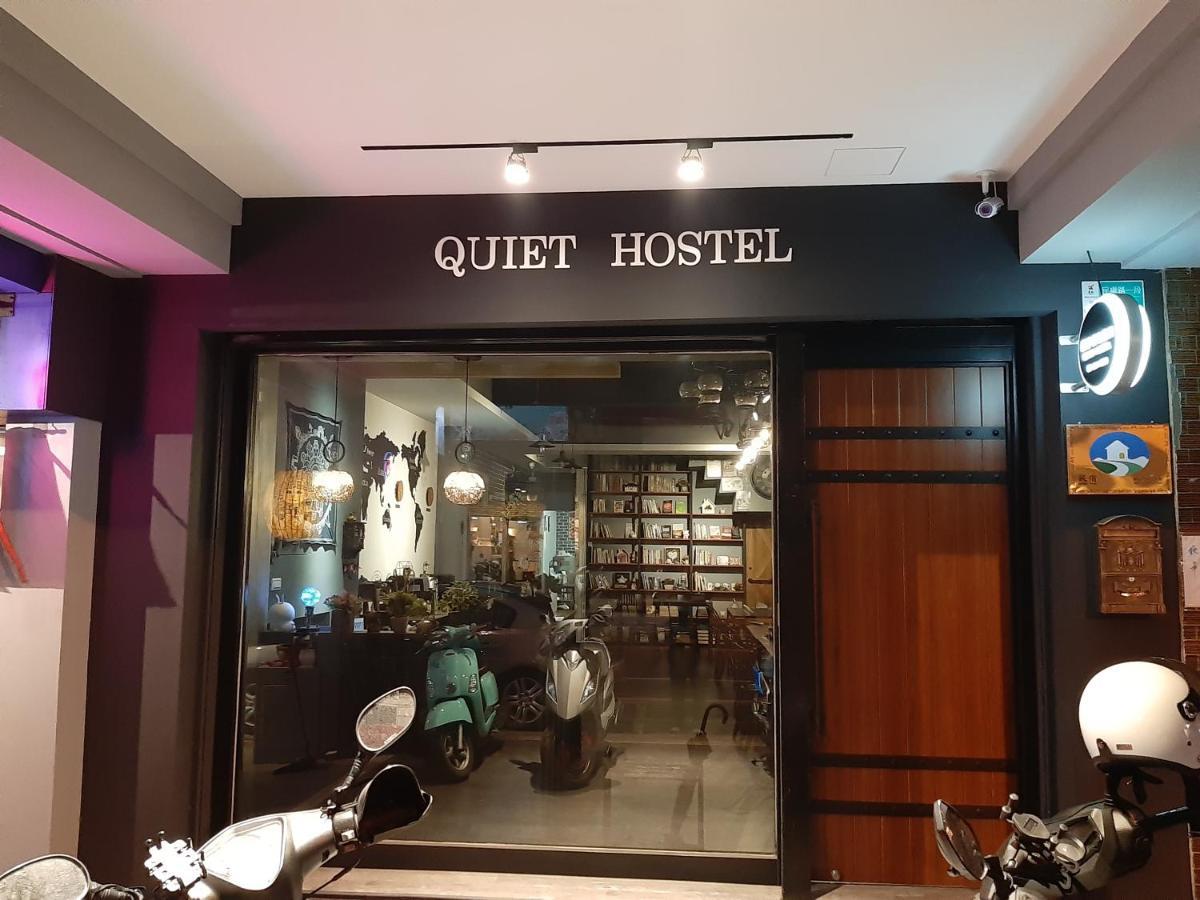 Quiet Hostel - Minquan Inn Tainan Extérieur photo