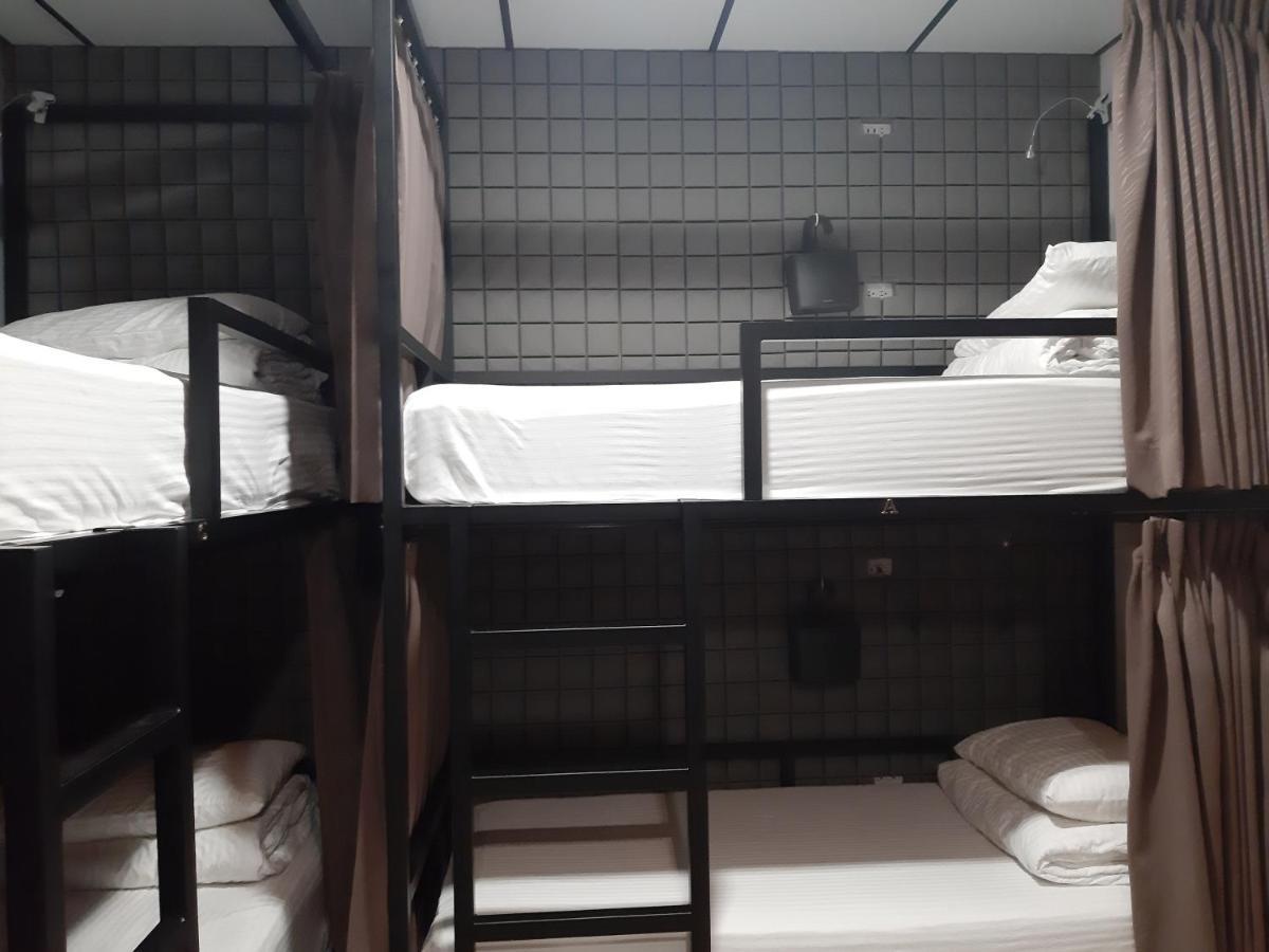 Quiet Hostel - Minquan Inn Tainan Extérieur photo